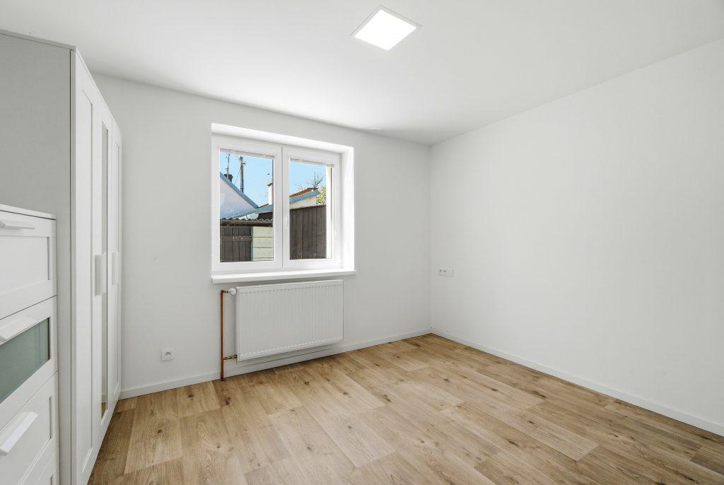 Původní fotografie prázdné místnosti v rodinném domě ve Vyškově