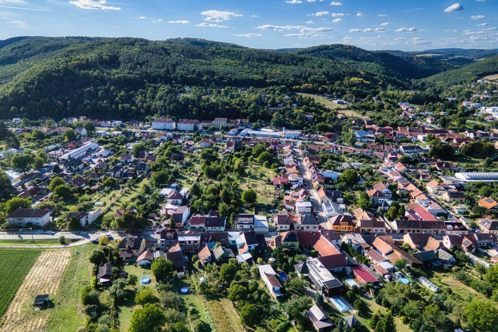 Dron ukazuje vztah pozemku k okolní krajině.