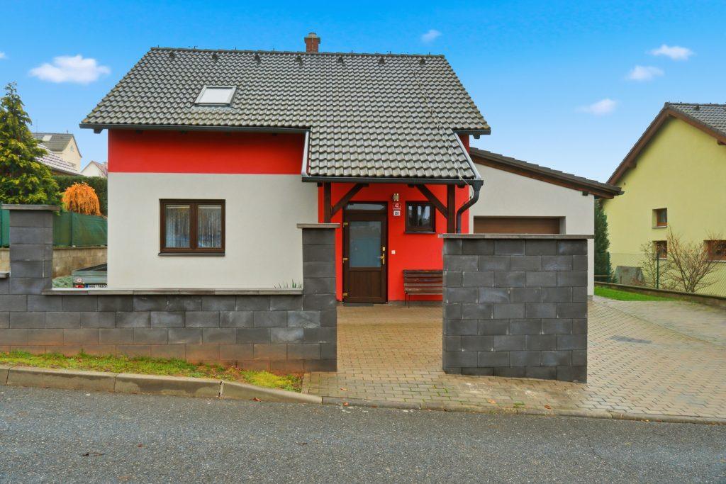 Uliční exteriér doplňuje první dojem z domu.