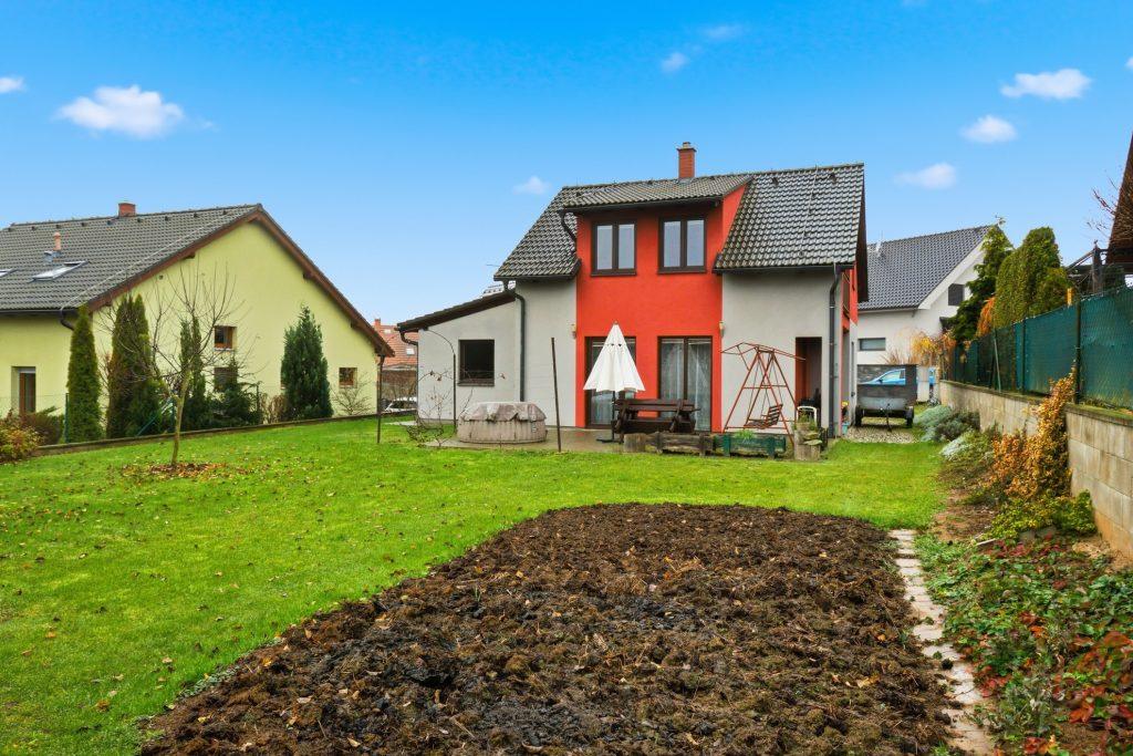 Zahrada a zadní část domu ukazují venkovní využití nemovitosti.