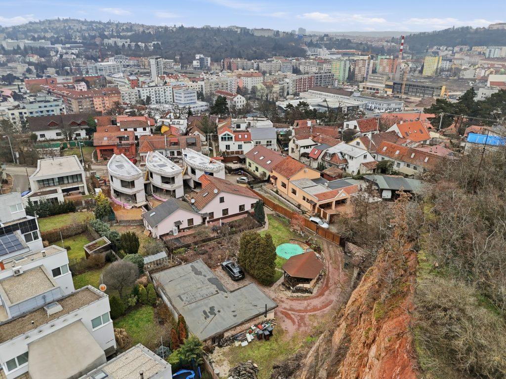 Vyšší dronový záběr zpřehledňuje polohu domu.