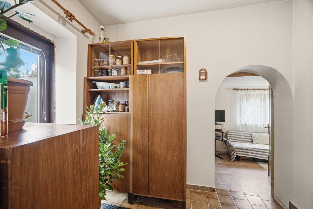 Navazující část chodby doplňuje orientaci v domě.
