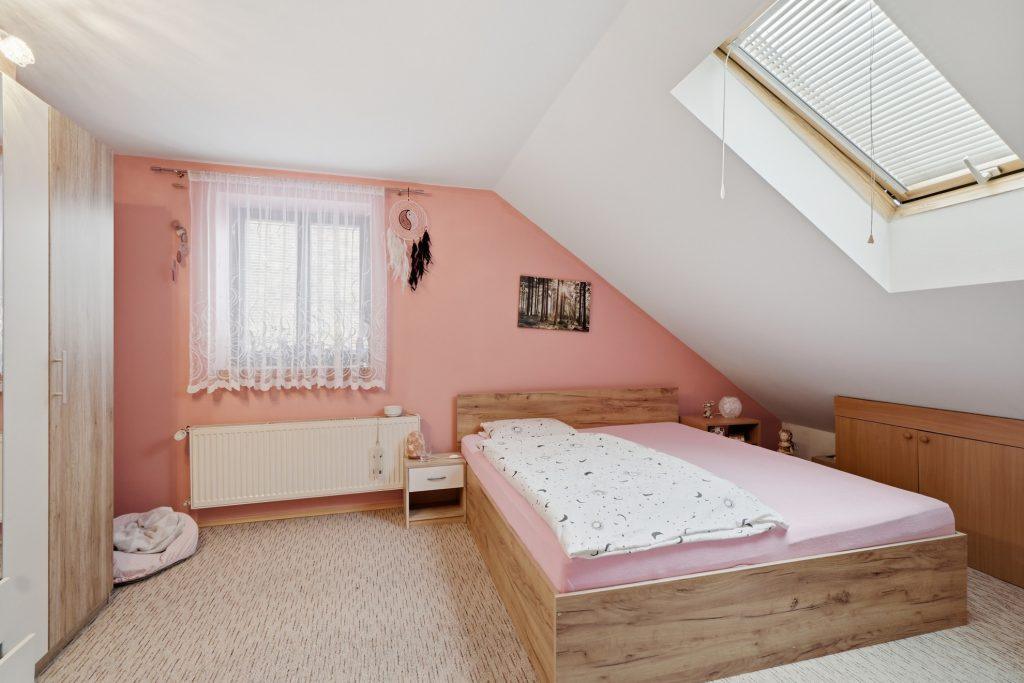 Další podkrovní pokoj doplňuje obytnou kapacitu domu.