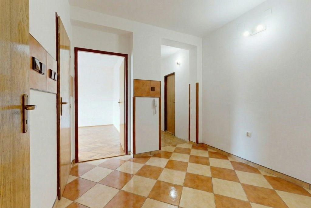 Další místnost doplňuje celkový přehled o bytě.