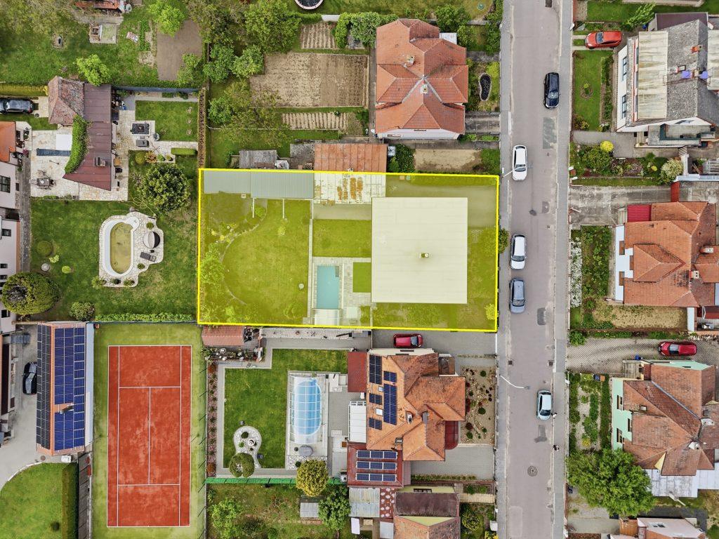 Dronový záběr s vyznačením pozemku pomáhá číst rozsah nabídky.