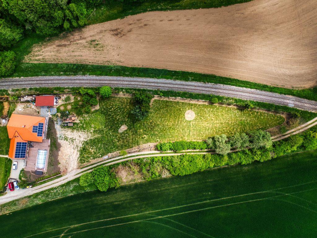 Širší dronový kontext podporuje hodnotu lokality.