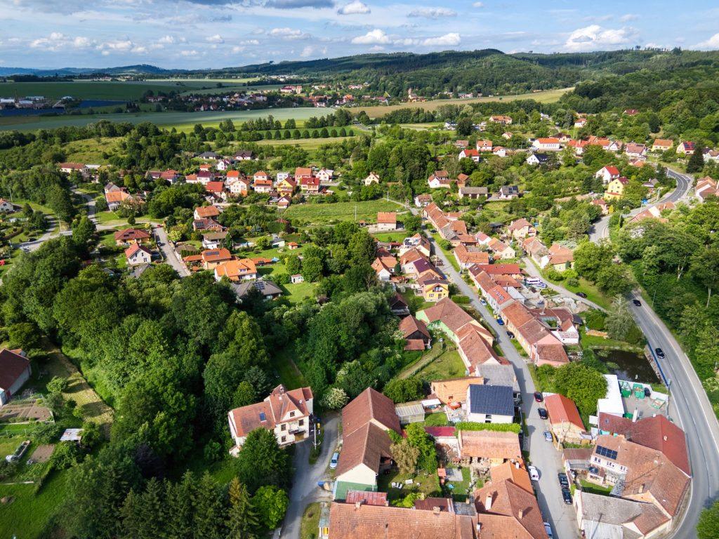 Dronový záběr pomáhá číst návaznost na sousední plochy.