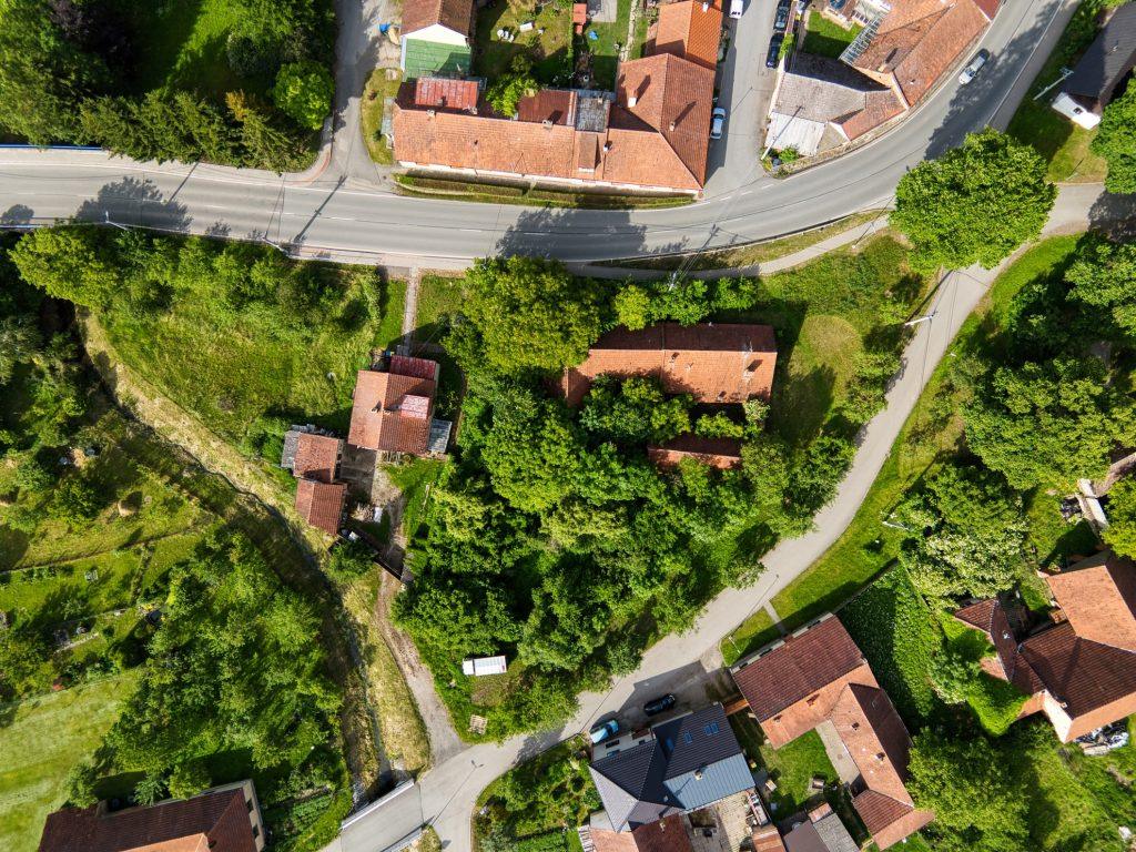 Fotografie pozemku s vyznačením hranic v Knínicích u Boskovic