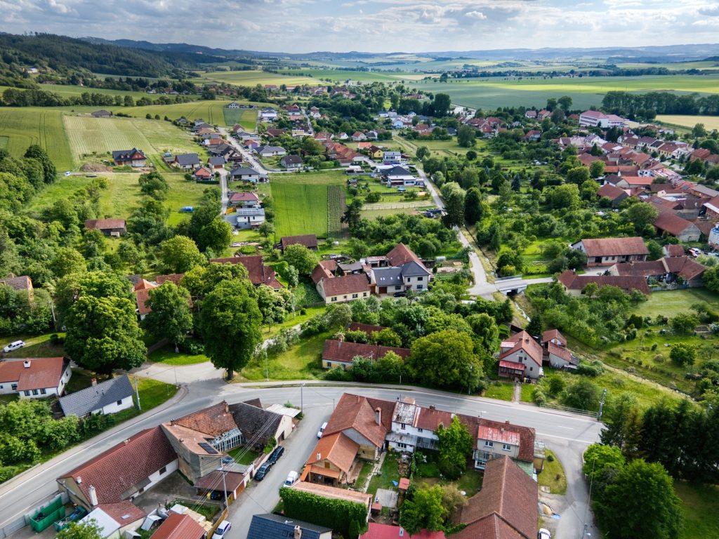 Fotografie ze země doplňuje měřítko a stav pozemku.