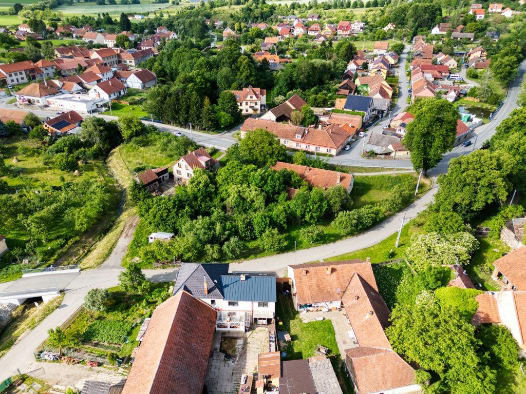 Pozemní pohled doplňuje napojení pozemku na ulici a okolí.