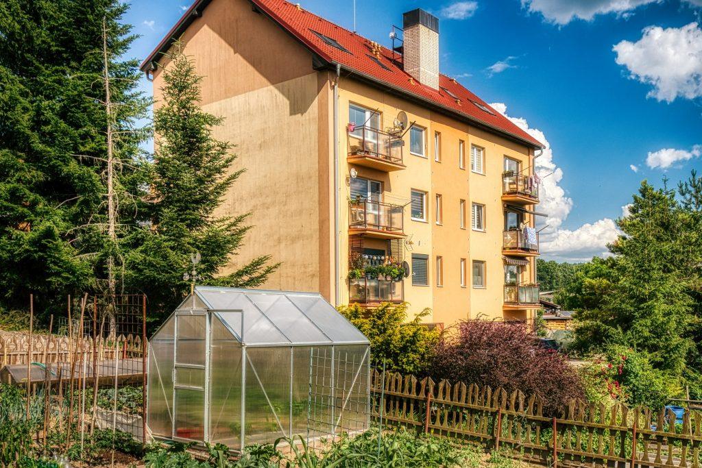 Exteriér domu doplňuje kontext bytové nabídky.